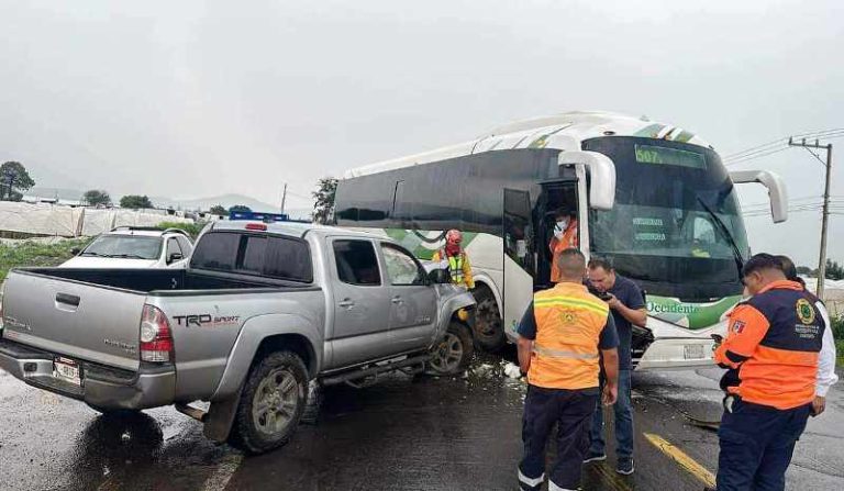 Choca autobús y camioneta en Tangancícuaro
