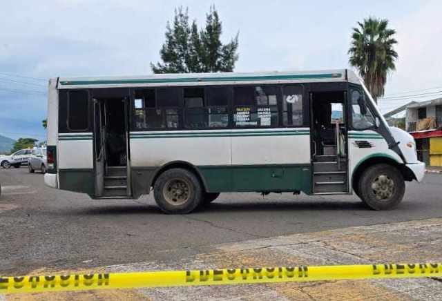 Chofer de autobús es atacado a balazos en Jacona