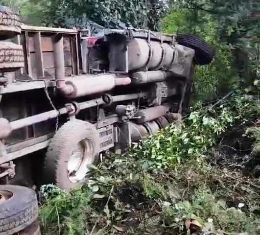 Chofer de camión de carga prensando tras accidente sobre la carretera Uruapan-Los Reyes