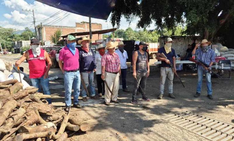 Con machetes, barricadas y armas de caza, San Ángel Zurumucapio se defiende de los cárteles