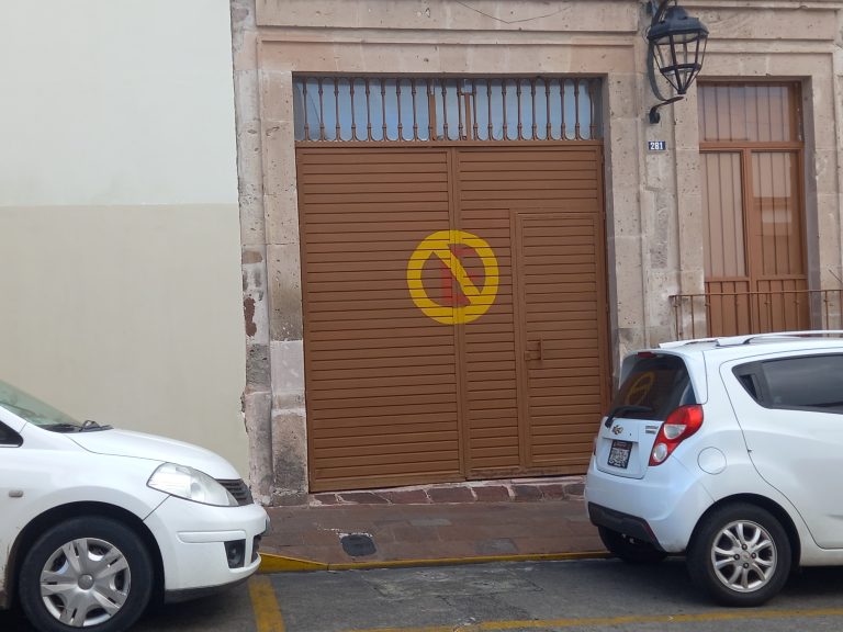 Entre 30 a 50 infracciones por vehículos mal estacionados se realizan en el centro histórico