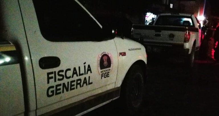 Robacarros y policías se enfrentan a tiros en la carretera Uruapan-San Juan