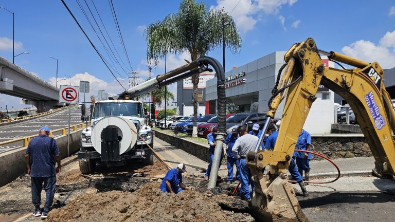 Repara OOAPAS socavón en salida a Mil Cumbres