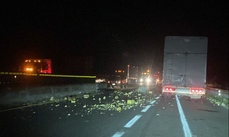 Tráiler choca contra muro de contención en la autopista Pátzcuaro-Cuitzeo