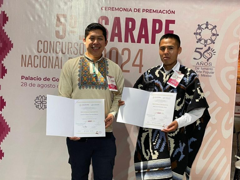 Ganan artesanos michoacanos tercer lugar y mención en Concurso Nacional del Sarape