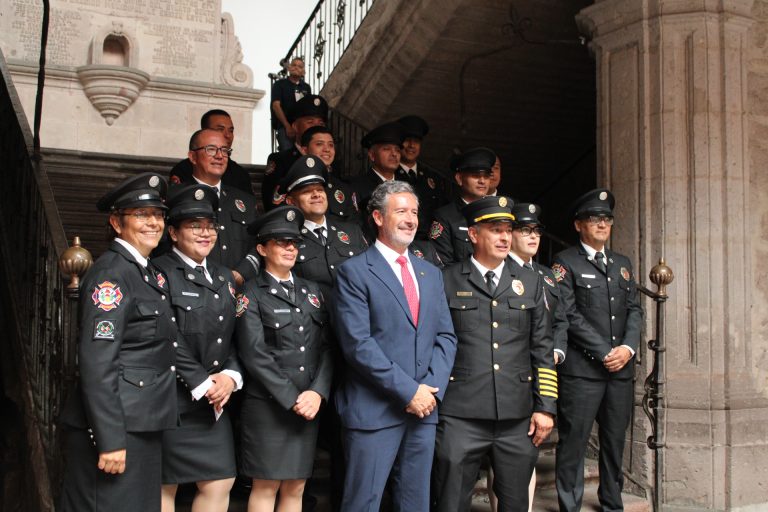 Reconocen a bomberos en su día