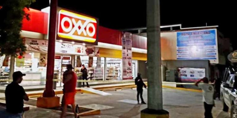 Joven es ultimado a tiros frente al Oxxo de Aquila