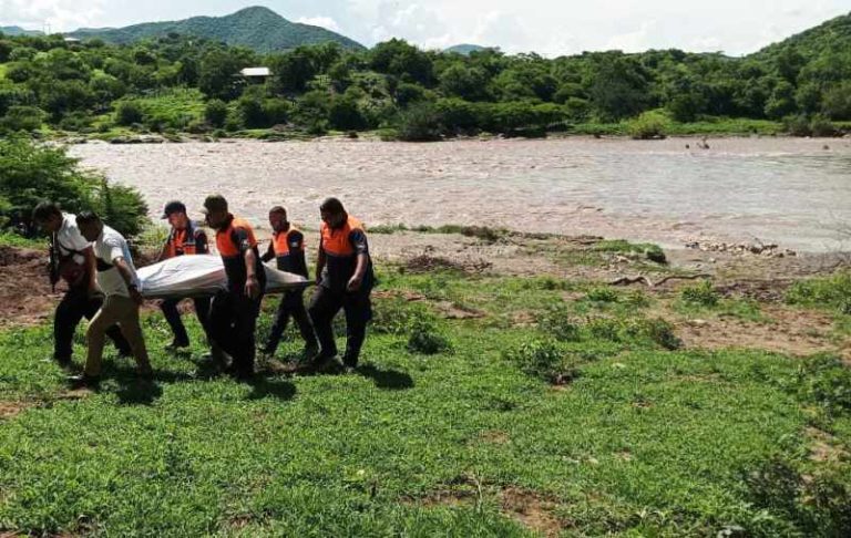 Localizan cadáver de adolescente que fue arrastrado por la corriente crecida de un arroyo en Huetamo
