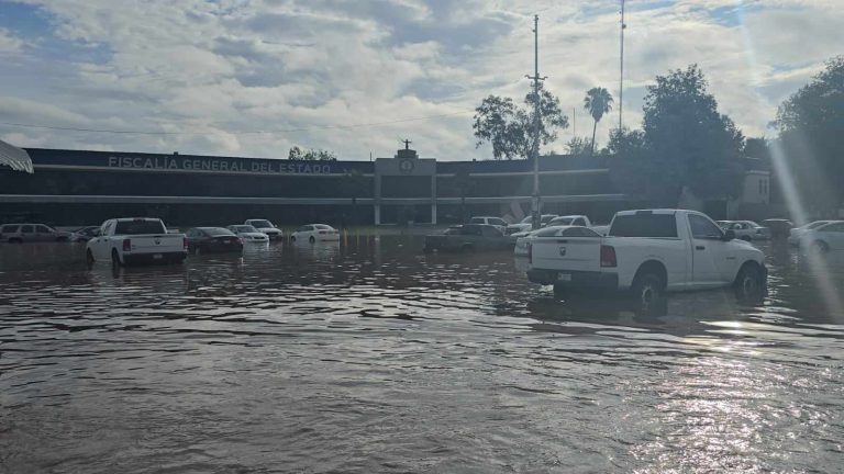Se inundan estacionamientos de Barandilla y FGE tras intensa lluvia