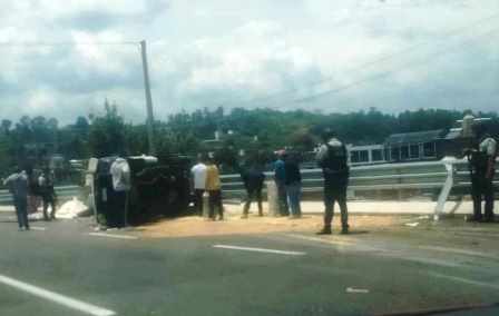 Mujer queda herida al volcar camioneta en la autopista Siglo XXI