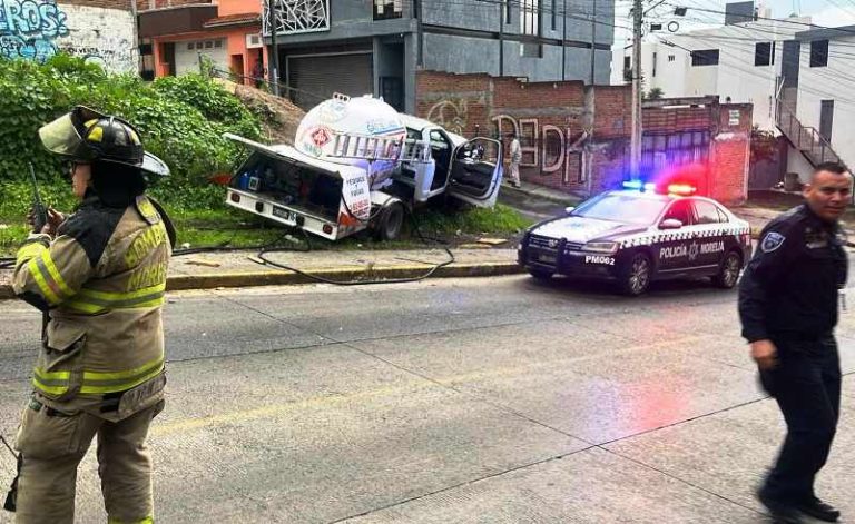 Pipa de gas choca contra tres vehículos, postes y montículo de tierra, en Morelia