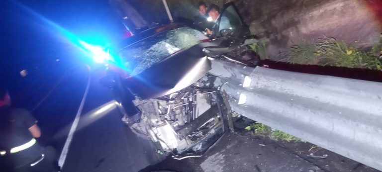 Camioneta acaba incrustada en banda metálica de contención, en la autopista Siglo XXI