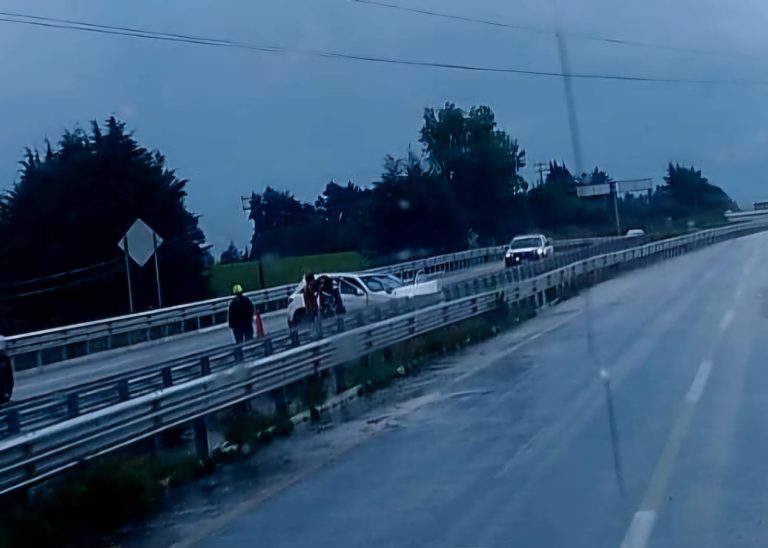 Camioneta impacta contra barrera de contención en la Siglo XXI; hay un herido
