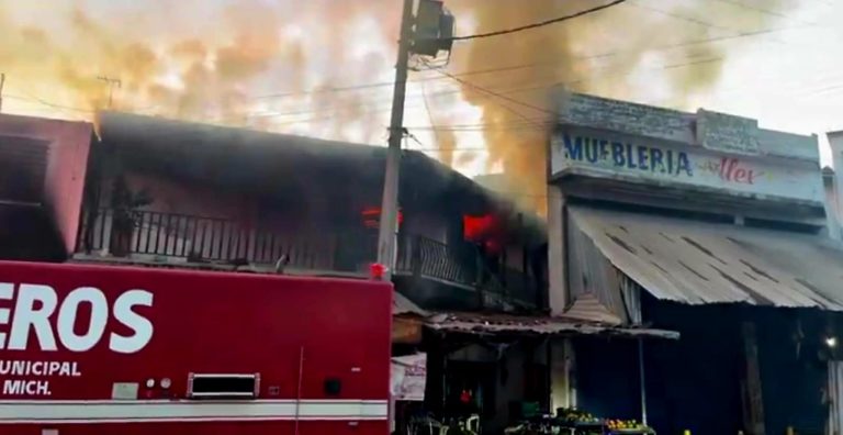 Arde zapatería en el Mercado Cuauhtémoc de Lázaro Cárdenas