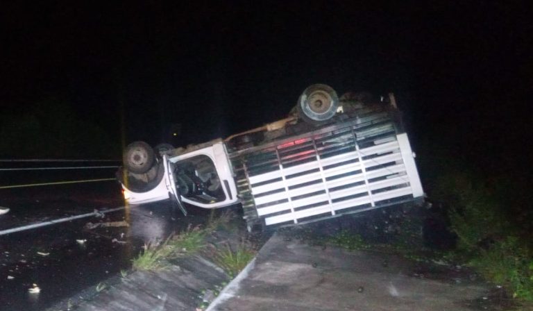 Chocan tráiler y camioneta en la Pátzcuaro – Copándaro