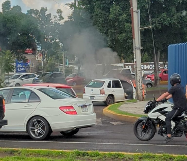 Auto arde en llamas cerca de Calzada La Huerta, en Morelia