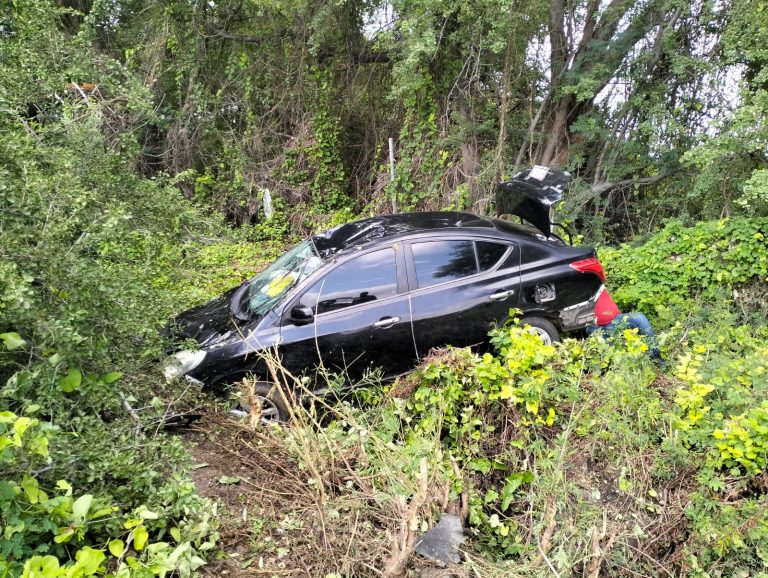 Coche vuelca en la Siglo XXI, su chofer resulta ileso