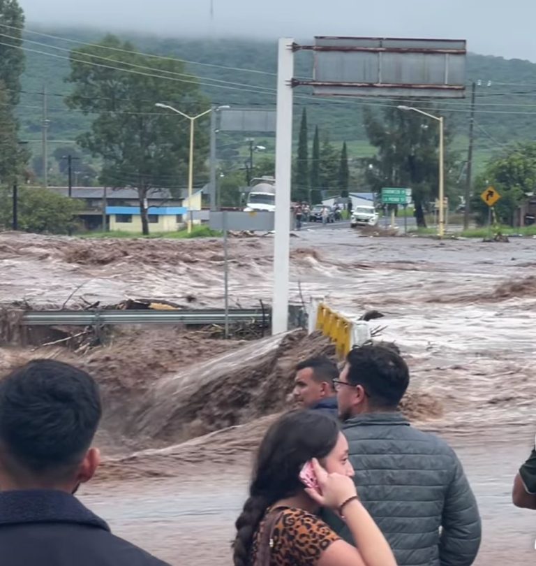 Fuerte tromba azota a Purépero y Tlazazalca, se reportan inundaciones y daños en carreteras