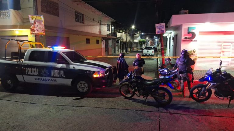 Mujer muere tras ser baleada durante el intento de robo de su camioneta, en Uruapan