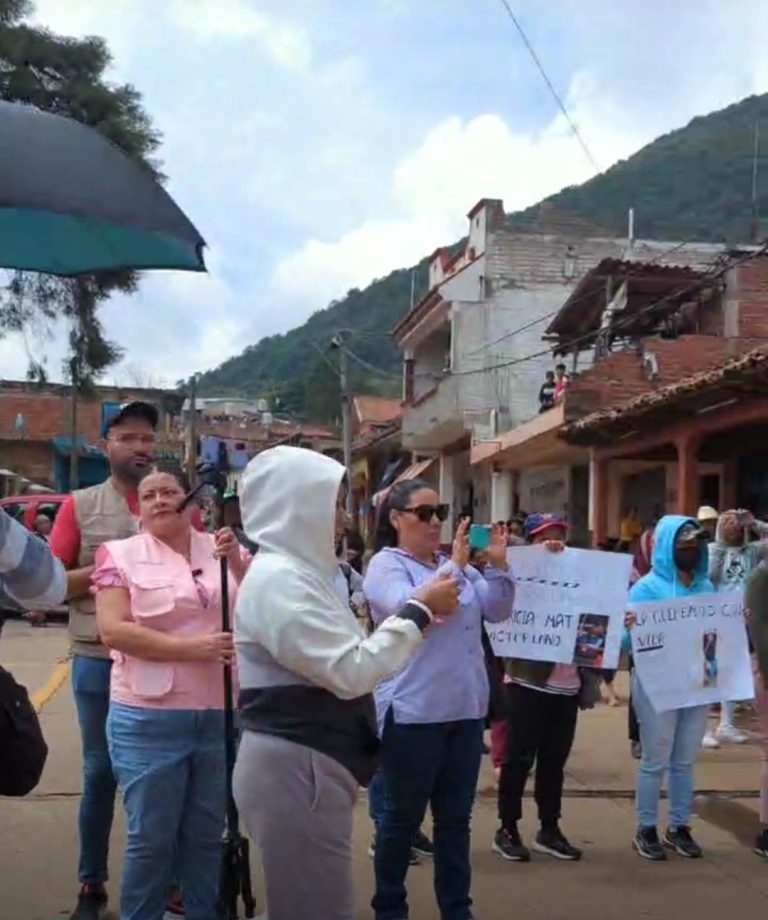 Protestan pobladores de La Cantera, le exigen a Bedolla de la cara