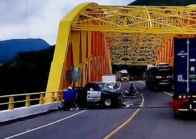 Aparatoso accidente vehicular en los puentes amarrillos la autopista Siglo XXI