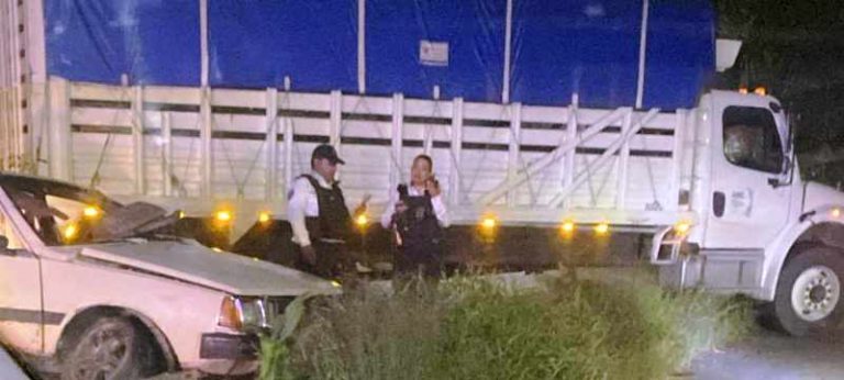 Se registra choque entre camión torton y auto cerca de la Macroplaza Estadio, en Morelia