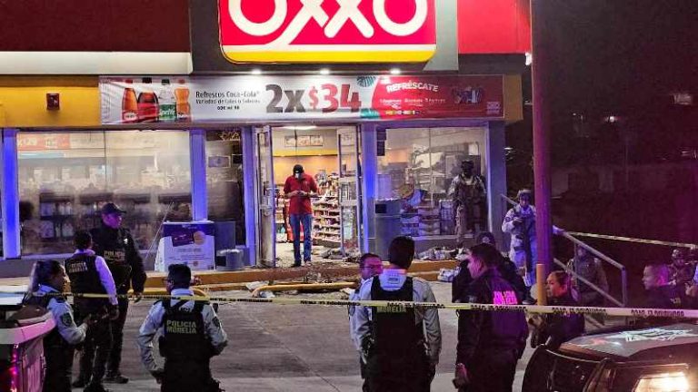 Sujeto le prende fuego a un Oxxo en Morelia