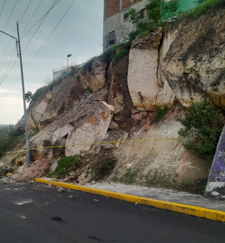 Asegura ayuntamiento área en donde sobrevino el desprendimiento del talud en avenida Guadalupe Victoria