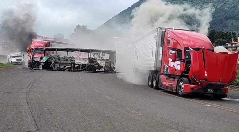 Comuneros queman dos tráileres en La Cantera