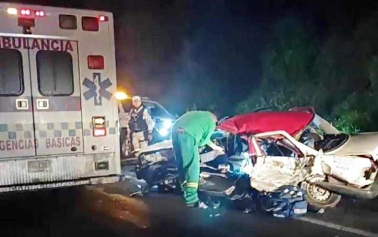 Tres lesionados al accidentarse taxi en la autopista Siglo XXI