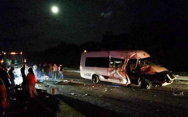 Tres lesionados tras choque entre camioneta y camión de carga, en la autopista Siglo XXI