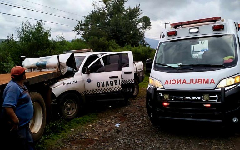 Choca patrulla contra camión de carga en la Uruapan-Los Reyes