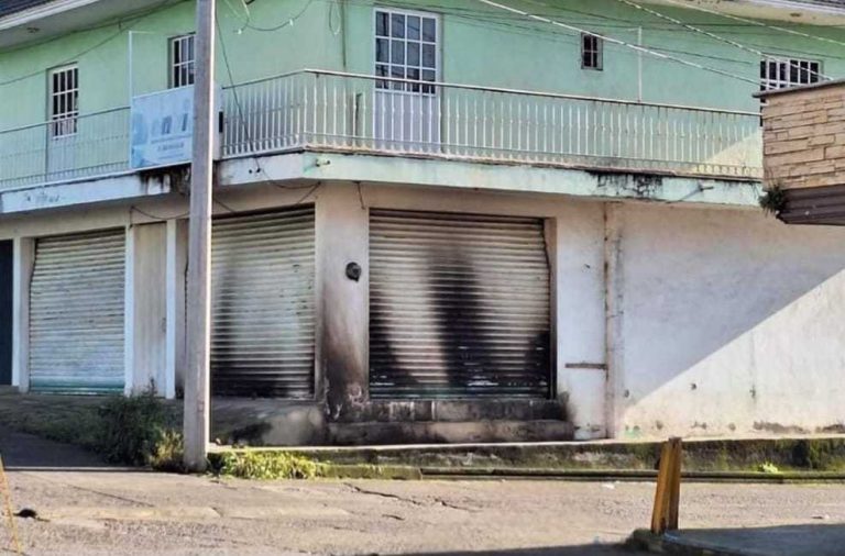 Desconocidos lanzan bombas molotov contra negocio de paquetería en la colonia El Periodista en Uruapan