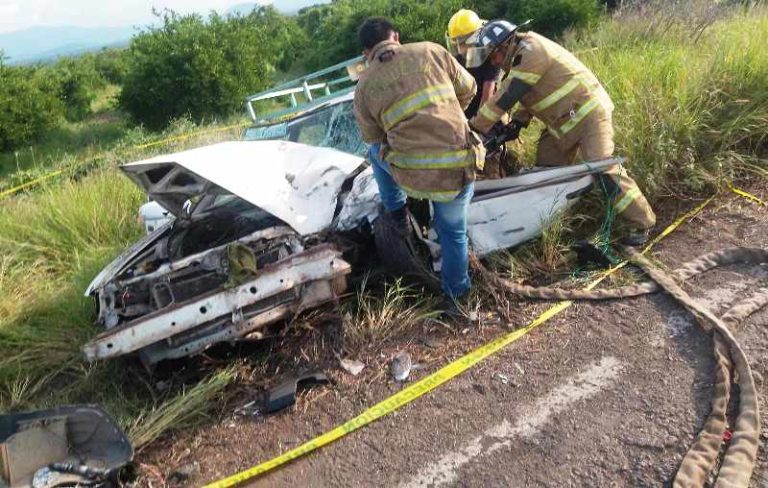 Un muerto y una mujer herida, tras aparatoso choque de frente la carretera Apatzingán–Buenavista