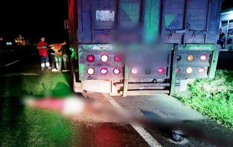 Una adolescente muerta y un joven lesionado, al chocar su moto contra torton estacionado