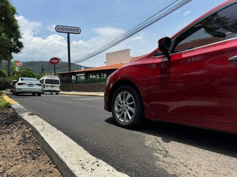 Queda reparado el socavón en Camelinas