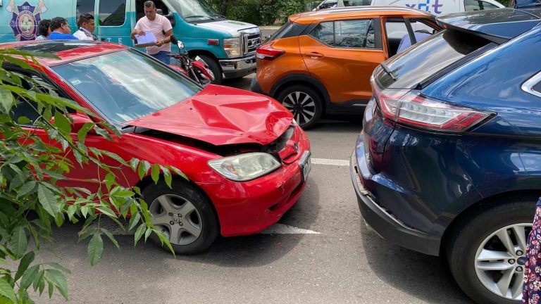 Choque vehicular múltiple deja un motociclista herido en la avenida Camelinas de Morelia