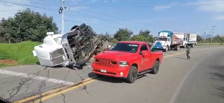 Tráiler maderero vuelca en la carretera Uruapan – Paracho