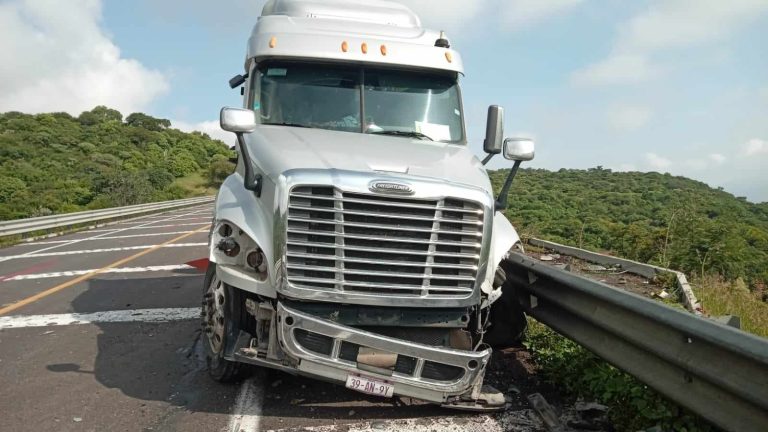 Se accidenta tractocamión en la carratera Pátzcuaro-Cuitzeo