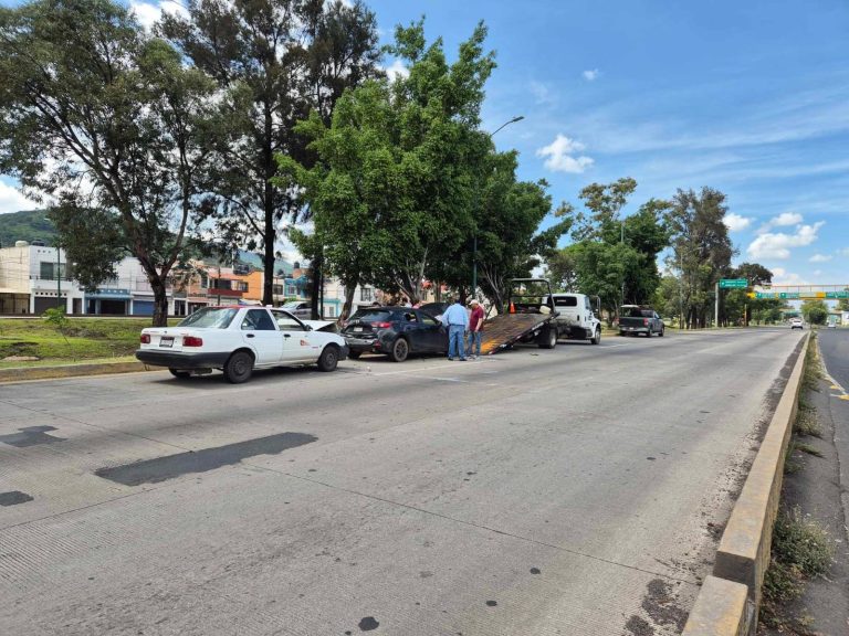 Choque múltiple en Libramiento República de Morelia deja daños materiales