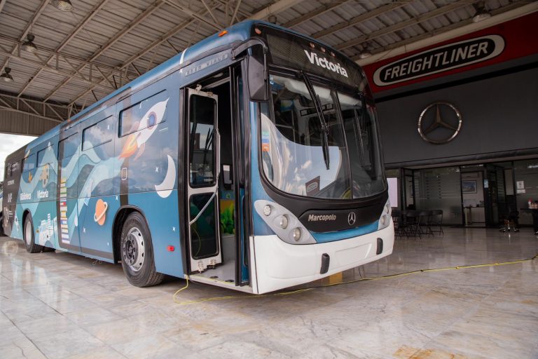 Dona Mercedes Benz al DIF Michoacán autobús, será utilizado para ludo biblioteca móvil