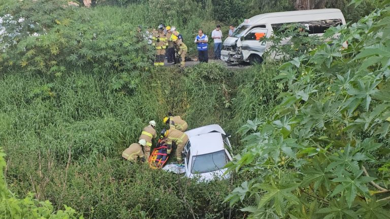 Choque entre taxi y combi deja 2 heridos en la avenida Río Grande de Morelia