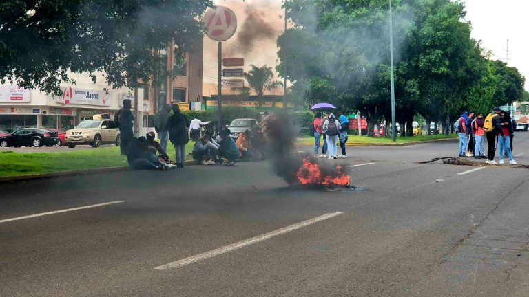 Estudiantes normalistas bloquean libramiento en Morelia