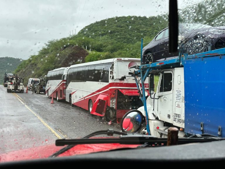 Autobús y un tráiler protagonizan choque por alcance en la autopista Siglo XXI