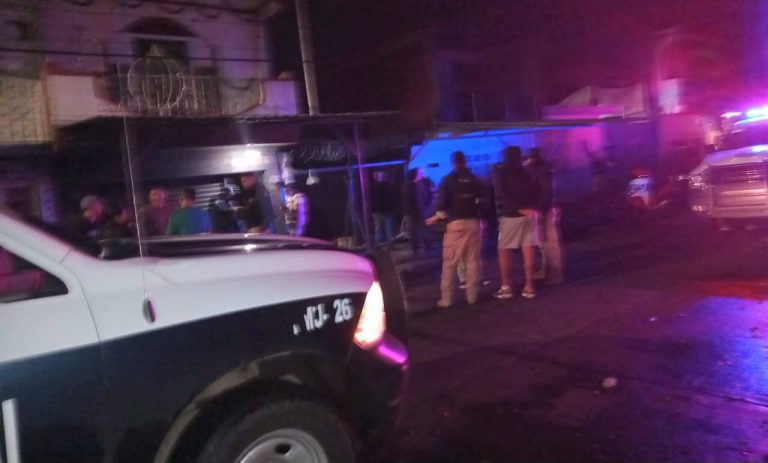 Lanzan bombas molotov contra local de venta de ropa deportiva en Uruapan