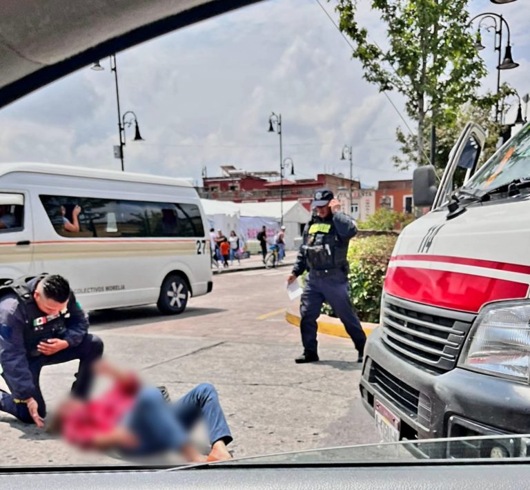 Peatona es impactada por combi en el Centro Histórico de Morelia