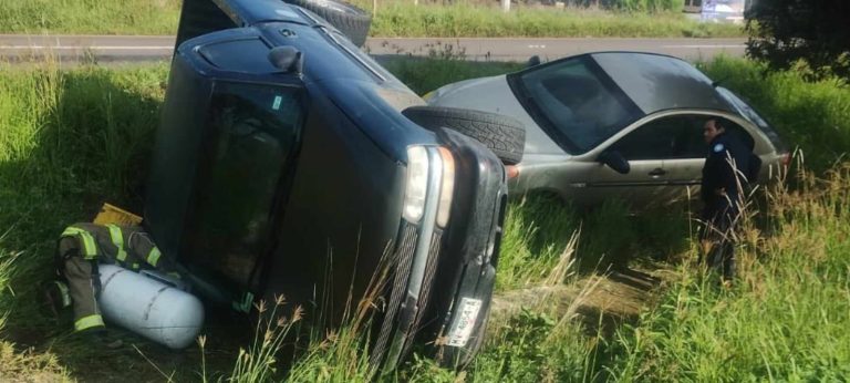 Se registra choque entre 3 vehículos en la carretera Morelia-Pátzcuaro; hay varios heridos