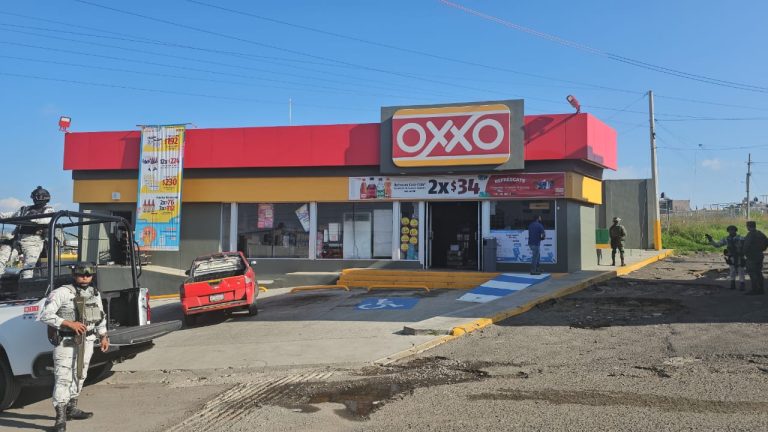 Sujetos intentan quemar Oxxo en Tarímbaro