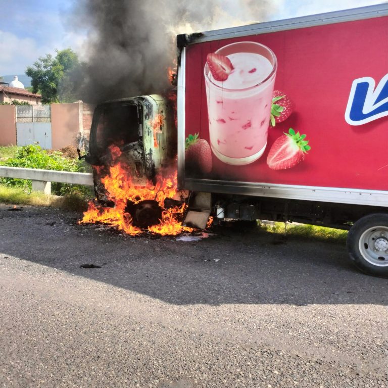 Queman camión repartidor para bloquear la carretera Apatzingán – Buenavista
