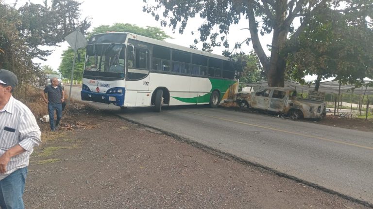 Amanece Tepalcatepec en disputa entre cárteles con plomo, dronazos y narcobloqueos